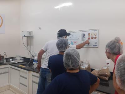 Alunos do CEEP de Laranjeiras do Sul conhecem processo de industrializaÃ§Ã£o da farinha Trigosel